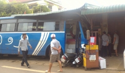 Xe đưa đón công nhân tông sập quán cà phê, 2 người bị thương