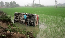 Xe cứu thương húc bay cọc tiêu, lật nghiêng dưới ruộng
