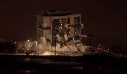 Tòa nhà 55.000 tấn được em bé 5 tuổi giật sập trong nháy mắt