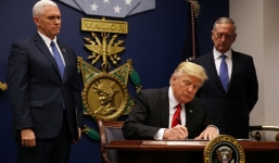 Trump ký sắc lệnh mới, cấm người từ 6 quốc gia Hồi giáo tới Mỹ