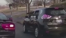 Video: Hoảng sợ cảnh ba mẹ con bị tấn công bằng súng máy