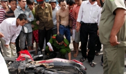 Thanh niên nghi ngáo đá mang lựu đạn đồ chơi cướp xe công an