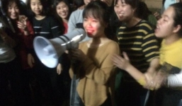 Nữ sinh vác loa đi tỏ tình trước ngày 8/3 nhận ngay câu 'No, sorry baby'