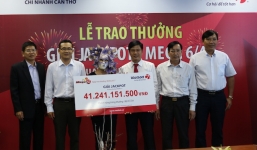 Nữ khách hàng miền Tây nhận 41 tỷ đồng trúng số Vietlott