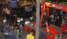 Quận 1 cẩu 2 ô tô biển ngoại giao đậu trên vỉa hè về trụ sở