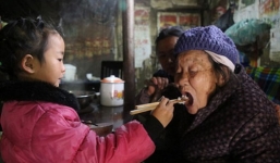 Hy hữu bé gái 5 tuổi một mình chăm hai bà cụ