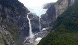 Hy hữu thác nước cao 600m bị gió thổi ngược lên trời