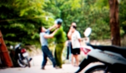 Một công an bị thiếu nữ đâm tử vong vì lời nhắc không nói tục