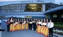 Phi hành đoàn toàn nữ đầu tiên bay vòng quanh thế giới