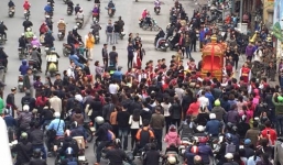 Video: Người dân Hà Nội đổ xô ra đường xem 'kiệu bay