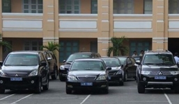 Xem xét lại Quyết định 64 về xe biếu tặng tại địa phương