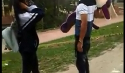 Không nhận quà 8/3, chàng trai vứt ngay trước mặt bạn gái