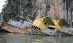 Lốc xoáy nhấn chìm sà lan trong đêm, 2 người tử vong