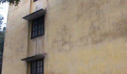 Bé gái rơi từ tầng 3 bệnh viện xuống đất, nguy kịch