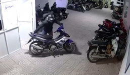 Kẻ trộm thản nhiên vào tầng hầm chung cư lấy 2 xe máy Exciter
