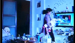 Bí mật gắn camera, mẹ bàng hoàng khi thấy con gái bị người giúp việc bạo hành