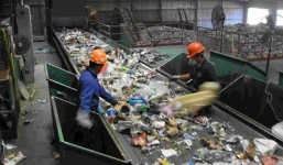 'Ngụp lặn' trong 8 tấn rác để tìm bằng được nhẫn kim cương