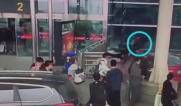 Nữ tài xế lao xe vào đám đông, đàn ông bị húc văng khỏi lan can