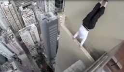 Thót tim cảnh chàng trai 'trồng cây chuối' trên mép nhà chọc trời