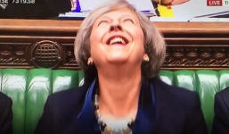 Video: Điệu cười kỳ lạ của Thủ tướng Anh gây chú ý