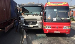 40 trẻ mầm non bị 'nhốt' trong xe khách sau khi đâm xe tải