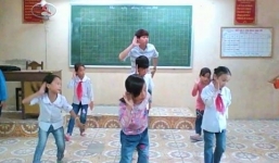 Thầy giáo cấp 1 cùng học sinh múa 'Bống bống bang bang'