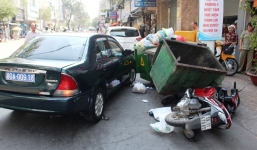 Tài xế ôtô biển xanh ép ngã 2 tên cướp táo tợn