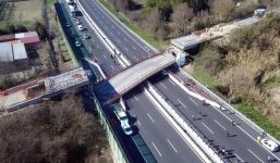 Cầu vượt đổ sập trên cao tốc, đè chết 2 vợ chồng ở Italy
