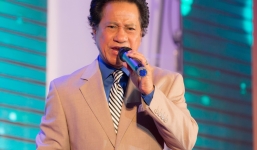 Khán giả ngồi chật kín khán phòng, lặng im nghe Chế Linh hát