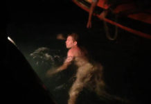 Video: Du khách Phần Lan bất ngờ bơi khỏa thân dưới biển suốt 3 tiếng 