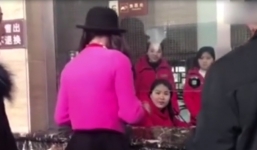 Khách nam mặc váy, đòi giảm giá vé công viên ngày 8/3 hút dân mạng