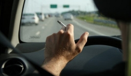 Đang lái xe tuyệt đối đừng làm 7 điều sau