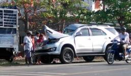 Xe 7 chỗ đâm vào đuôi ô tô tải đang dừng đỗ, 6 người nhập viện