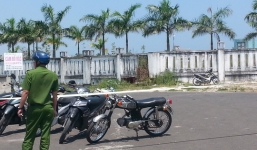 Nam nhân viên ngân hàng tẩm xăng tự thiêu ven đường