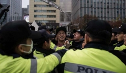 Video: Cảnh sát đụng độ với người biểu tình ủng hộ bà Park