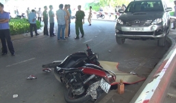 Người đàn ông găm nhiều dao trong người chết bên đường cùng xe máy