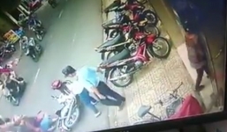 Mẹ đỗ xe bất cẩn, con bị xe cán qua người