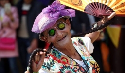 Cụ ông suốt 14 năm mặc đồ phụ nữ bất chấp kỳ thị cho mẹ vui lòng