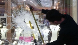 Video hot: Đập kính trộm nhẫn kim cương chỉ trong 7s