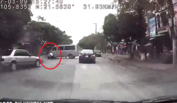 Bẻ lái để tránh tông thẳng và ô tô, nam thanh niên ngã sấp mặt