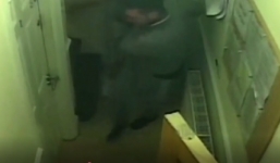 Video: Bạn trai du côn đẩy người yêu xuống cầu thang