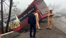 Ninh Bình: Xe buýt đâm tử vong nữ tài xế xe khách gặp nạn ven đường