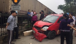 Tàu hỏa đâm 'bay' ô tô, 2 bố con thoát chết thần kỳ