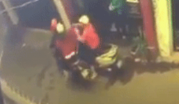 Đôi nam nữ giật điện thoại của người phụ nữ ngay trong hẻm nhỏ