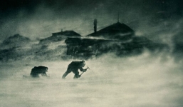 Nhà khoa học bị thổi bay trên trạm khí tượng