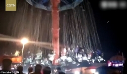 Khoảnh khắc đu quay bất ngờ sập khiến 9 người bị thương