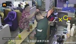 Nhân viên quán game đứng im cho khách đánh đấm