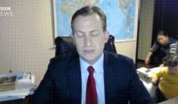 Video: Giáo sư bị 2 con phá bĩnh khi đang phỏng vấn trực tiếp