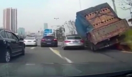 Vượt ẩu, xe tải trút gạch 'chôn vùi' xe con