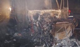 Container tông dải phân cách, cháy ngùn ngụt trong đêm